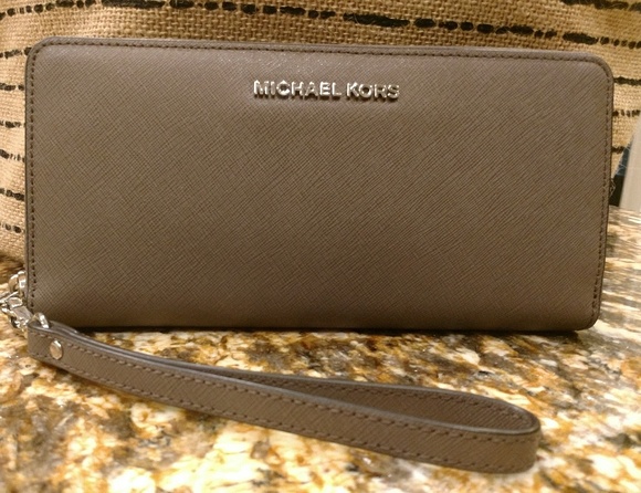 Michael Kors Handbags - MINT MK zip wallet